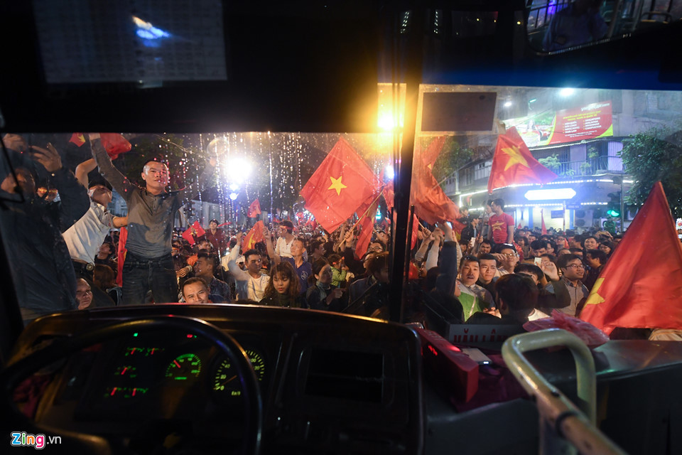 CĐV quá khích nhảy nóc xe buýt ăn mừng bóng đá U23 Việt Nam